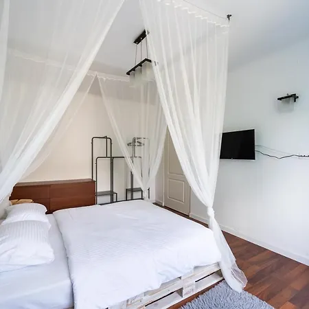 Aleja Solidarnosci Blue Studio Apartment *